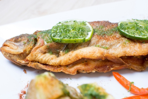 Trucha al horno con jamón y queso. Trucha al horno con jamón y queso.