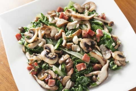 Acelgas salteadas con jamón y champiñones. Acelgas salteadas con jamón y champiñones.