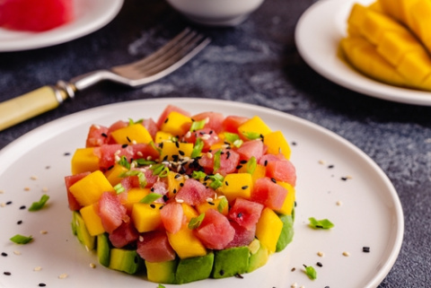 Tartar de atún rojo, con aguacate y mango. Tarta de atún rojo, con aguacate y mango.
