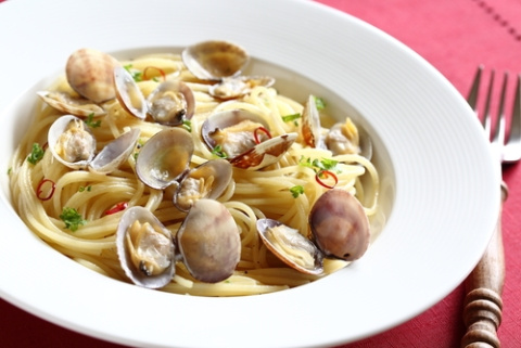 Espaguetis con almejas o spaghetti alle vongole. espaguetis-almejas-alle-vongole