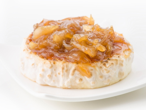 Queso de cabra con cebolla caramelizada. Queso de cabra con cebolla caramelizada.