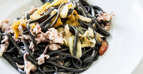 Espaguetis nero di sepia con frutti di mare.