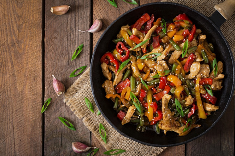 Salteado de pollo con verduras. Foto: Timolina. www.freepik.es Salteado de pollo con verduras.