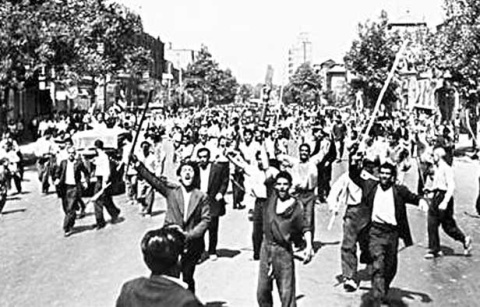  El lumen, armado con palos y dagas, contratado por la CIA y el MI6 durante el golpe de estado del 1953
