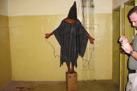 Imágen de las torturas en la prisión de Abu Ghraib