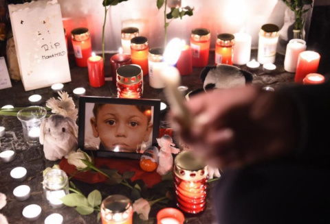 La gente deja velas y flores junto a la foto del pequeño Mohammed. AFP La gente deja velas y flores junto a la foto del pequeño Mohammed. AFP
