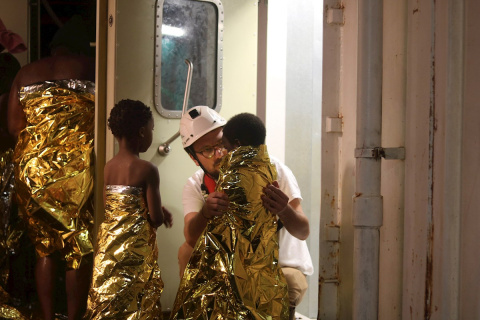 Sanitarios atienden a varios menores rescatados en el mar de Libia./ EFE/ MSF Sanitarios atienden a varios menores rescatados en el mar de Libia./ EFE/ MSF