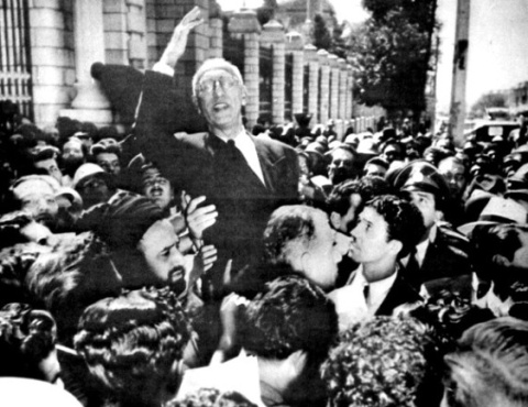 La concentración de los ciudadanos delante del parlamento en apoyo a Mossadeq.