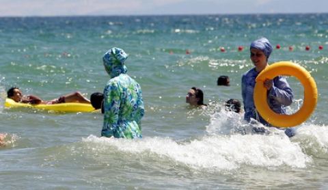  Las mujeres turcas nadan en una playa cerca de Estambul, 2006. Foto de MUSTAFA OZER / AFP / Getty Images