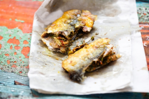 Sardinas fritas con chermoula. Pescado con chermoula.