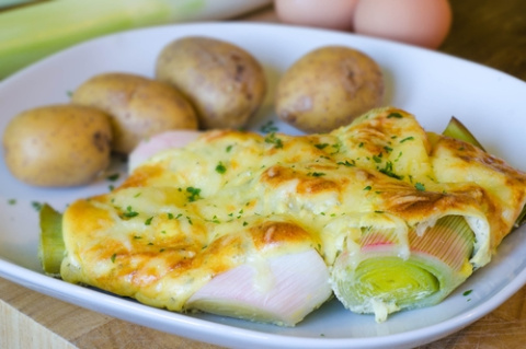 Puerros gratinados con queso. Puerros gratinados.
