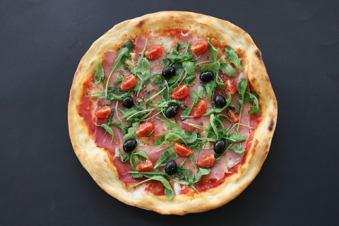 Pizza casera con rúcula y tomate. Foto: Pixabay. Receta de pizza casera con rúcula y tomate