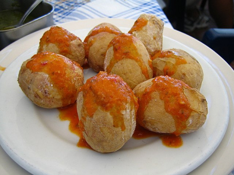 Papa arrugadas con mojo rojo. Foto: Fer.. - flickr. Wikimedia Commons. Papa arrugadas.