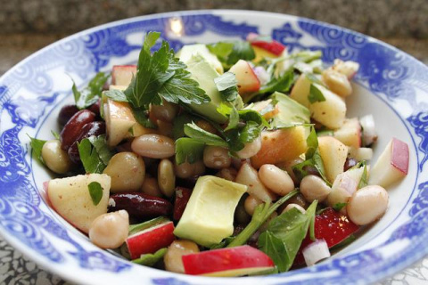 Ensalada veraniega de alubias y aguacate. Foto: ischaap /Pixabay. Ensalada veraniega de alubias y aguacate.