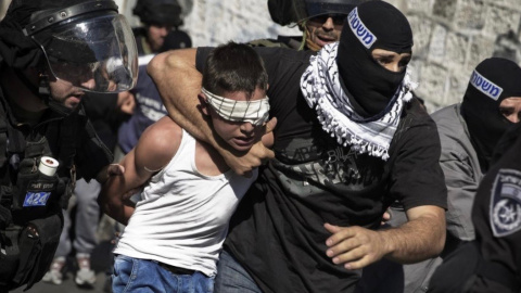 Un menor palestino detenido por los soldados israelíes. FOTO: The Palestinian Information Center Un menor palestino detenido por los soldados israelíes. FOTO: The Palestinian Information Center