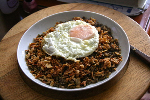 Mujaddara o lentejas árabes.