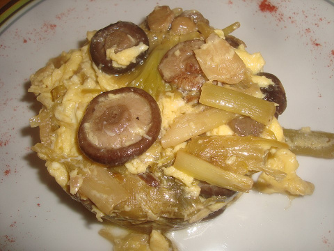 Revuelto de setas y ajos tiernos. 