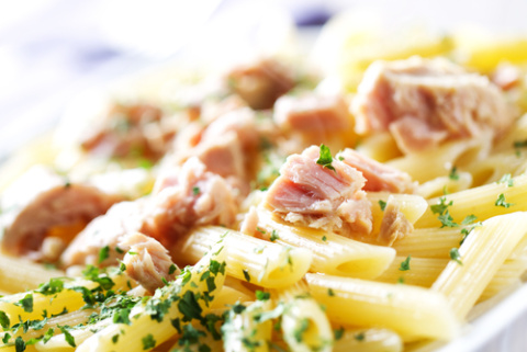 Macarrones con atún sin tomate, tono in bianco. 