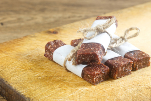 Barritas energéticas de dátiles y frutos secos. 