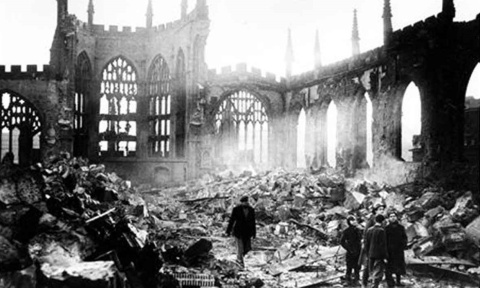 La catedral de Coventry tras el bombardeo. La catedral de Coventry tras el bombardeo.
