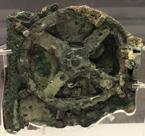 Mecanismo de Anticitera, fragmento A (mecanismo principal), vista frontal. Wikimedia Commons. (Clic para ampliar)