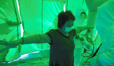 Exploración a una mujer por posible exposición a la radioactividad en Hitachi City. Imagen: Reuters/Público