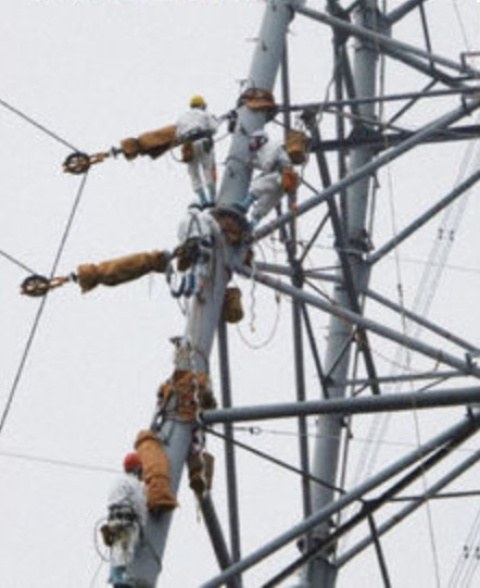 Trabajos para restablecer el suministro eléctrico a Fukushima. Foto: TEPCO. (Clic para ampliar) Trabajos para restablecer el suministro eléctrico a Fukushima. Foto: TEPCO. (Clic para ampliar)