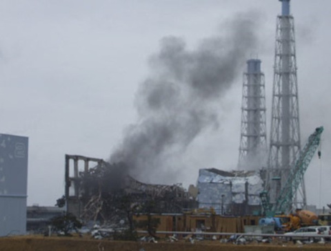 "Humo gris" sobre la unidad 3, el día 21/03/2011. Foto: Reuters/TEPCO en Público "Humo gris" sobre la unidad 3, el día 21/03/2011. Foto: Reuters/TEPCO en Público