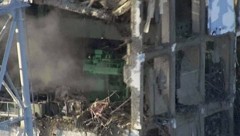 Primer plano de los daños por el incendio en la unidad 4 de Fukushima I. Foto: TEPCO. (Clic para ampliar) Primer plano de los daños por el incendio en la unidad 4 de Fukushima I. Foto: TEPCO. (Clic para ampliar)