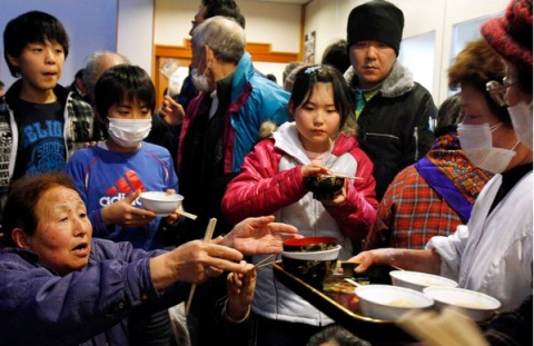 Evacuados del entorno de Fukushima en un refugio de Namie. Evacuados del entorno de Fukushima en un refugio de Namie.