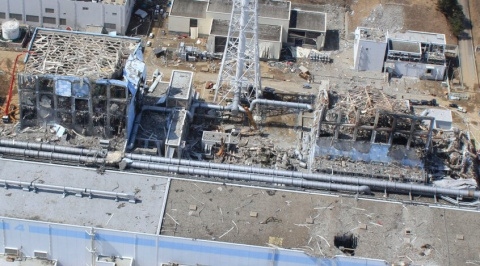 Estado de las unidades 4 (izda.) y 3 (dcha.) de la central nuclear de Fukushima I. (Clic para ampliar) Estado de las unidades 4 (izda.) y 3 (dcha.) de la central nuclear de Fukushima I. (Clic para ampliar)