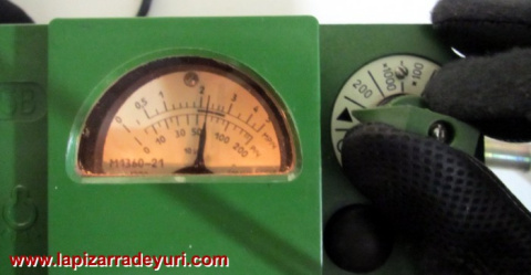 Comprobación del estado de las pilas en el contador DP-5V. Si la aguja va a parar a la línea negra, como en este caso, hay suficiente carga para trabajar.