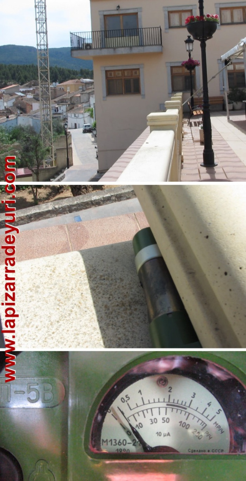 Midiendo la radiación beta-gamma frente al Ayuntamiento de Cofrentes con el DP-5V, el 13/05/2011. Los valores registrados fueron similares a los de la ciudad de Valencia y a los indicados para la zona por el Consejo de Seguridad Nuclear: va