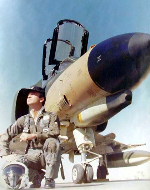 Parviz Jafari, el piloto de la Fuerza Aérea Iraní que intentó entrar en combate con un objeto no identificado, junto a su avión.