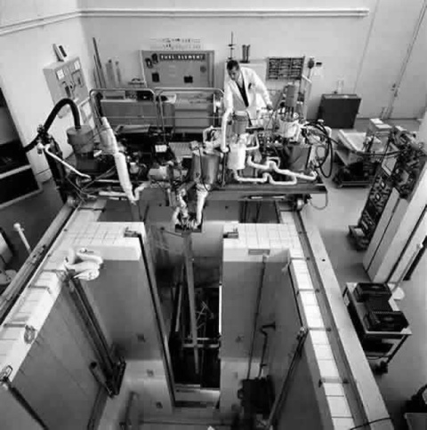 El reactor nuclear "Saphir" de tipo piscina, el primero que tuvo Suiza, comprado directamente a los Estados Unidos tras la Primera Conferencia sobre los Usos Pacíficos de la Energía Atómica. Era un diseño del Laboratorio Nacional de Oak Ri Reactor nuclear Saphir, Suiza.