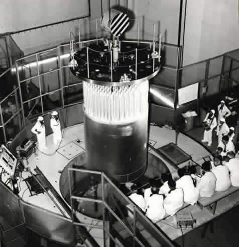 El reactor suizo Diorit durante una actualización, en 1971. Alimentado con uranio natural y moderado con agua pesada, tenía la capacidad para generar plutonio de grado militar, aunque los controles establecidos por sus proveedores impedían Reactor nuclear Diorit, Suiza.