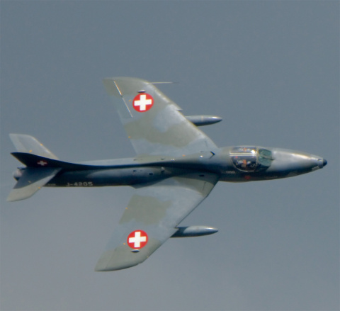 El mejor avión de combate con que contaba la Fuerza Aérea Suiza mientras se planteaba hacer bombas atómicas era el Hawker Hunter Mk.58 (en la foto, durante una exhibición reciente), un caza táctico subsónico de limitada autonomía totalment Hawker Hunter Mk.58 de la Fuerza Aérea Suiza.
