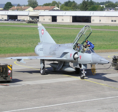 El Dassault Mirage III con el que tuvieron que quedarse al final. De los cien previstos, sólo pudieron completar 57, y parte de ellos con problemas de calidad (que fueron subsanados posteriormente.) Esta "fuerza mínima" resultaba insuficie Dassault Mirage III de la Fuerza Aérea Suiza.