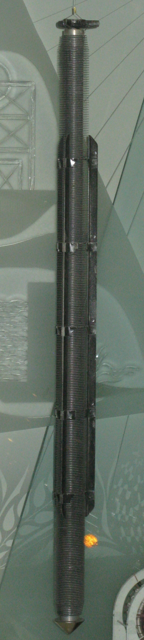 Elemento de combustible nuclear Magnox, muy similar a los utilizados en la central experimental de Lucens. Imagen: Wikimedia Commons. (Clic para ampliar) Elemento de combustible nuclear Magnox