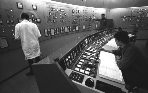 Sala de control de la central nuclear experimental de Lucens, Suiza, durante la fase de pruebas. Estaba severamente infrainstrumentada, lo que impidió al personal comprender lo que sucedía hasta que ya fue demasiado tarde. Foto: Biblioteca Sala de control de la central nuclear experimental de Lucens, Suiza.