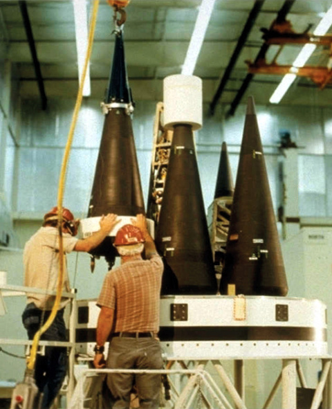 Instalación de ojivas múltiples MIRV del modelo Mk21, con cabeza termonuclear minuaturizada W87, en el bus de un misil balístico intercontinental LGM-118 Peacekeeper de la Fuerza Aérea de los Estados Unidos. Foto tomada en la Base Aérea de Instalación de ojivas MIRV mod. MK21 con cabeza termonuclear W87 en un ICBM Peacekeeper, USA, 1983.
