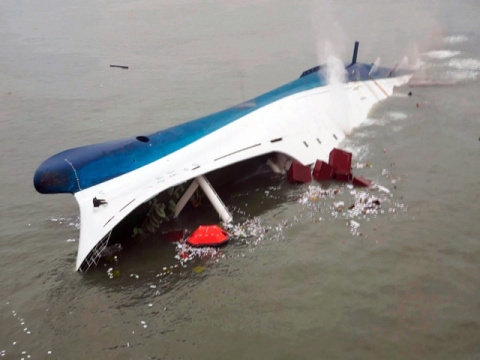 El MV Sewol se hunde a las diez de la mañana del 16 de abril de 2004. Perecieron 287 de los 476 ocupantes, la mayoría estudiantes de secundaria, y sigue habiendo 17 personas desaparecidas que se presumen muertas. Foto: Guardia Costera de C Hundimiento del MV Sewol
