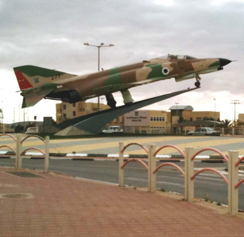 El Libyan Arab Airlines 114 fue abatido por cazabombarderos israelíes F-4 Phantom II como el de la foto, actualmente convertido en monumento a la salida de la Escuela de Aviación Militar de Naot Lon, en Beerseba. Debido a la tensa relación F-4 Phantom II israelí