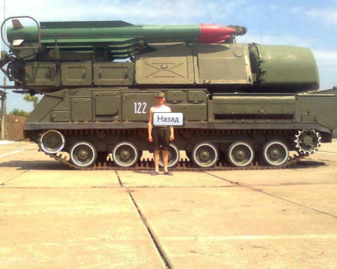 Una de las fotos que han circulado de TELAR ("transporter-erector-launcher-radar") Buk-M1 en manos de las guerrillas de la Cuenca del Donets. Según algunas fuentes, podrían haber sido capturados en la base A1402 del 156º Regimiento de la D TELAR Buk M-1 capturado en el Donbass.
