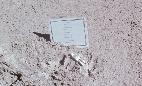 Placa conmemorativa a los cosmonautas y astronautas caídos en el cielo o en la Tierra hasta el 2 de agosto de 1971, cuando la plantó ahí la tripulación de la Apolo 15. Imagen: NASA vía Wikimedia Commons.