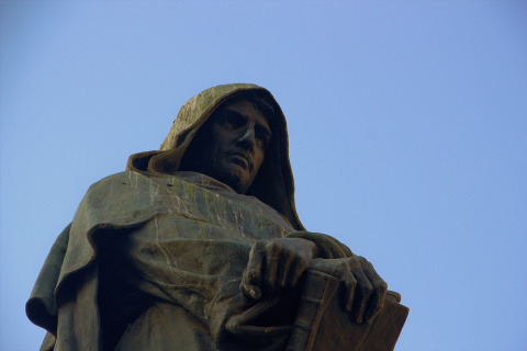 Monumento a Giordano Bruno en Campo de' Fiori, la plaza romana donde lo quemaron. Imagen: Wikimedia Commons.