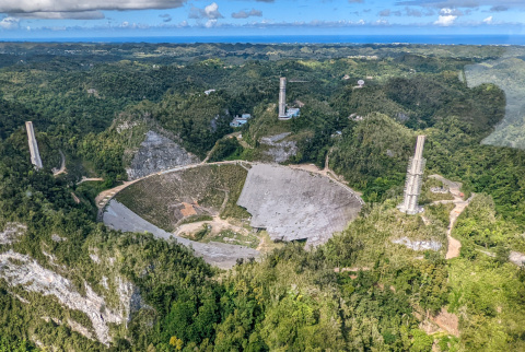 El radiotelescopio de Arecibo en demolición después de su colapso en 2020. Imagen: Wikimedia Commons.