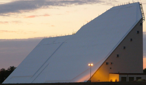 Radar de alerta temprana ante misiles balísticos intercontinentales AN/FPS-85 en el sitio C-6 de la base de Eglin (Florida, EE.UU). Estos SÍ lanzan megavatios de energía fácilmente detectable al espacio exterior todos los días del año, a t Radar de alerta temprana AN/FPS-85 en el sitio C-6 de la base de Eglin (Florida, EE.UU.) Imagen: USAF - Dominio Público.