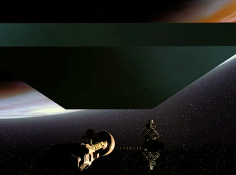 No: salvo extraordinaria chiripa, no estaríamos detectando algo así ni siquiera en nuestro propio sistema solar exterior con la tecnología actual. Imagen: del dominio público. Monolito de Odyssey. Imagen: del dominio público.