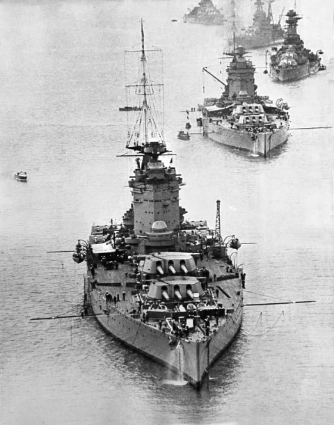 El HMS Nelson, el HMS Rodney y otros tres acorazados británicos, de la clase Revenge, durante la II Guerra munidal. Imagen: Wikimedia Commons
